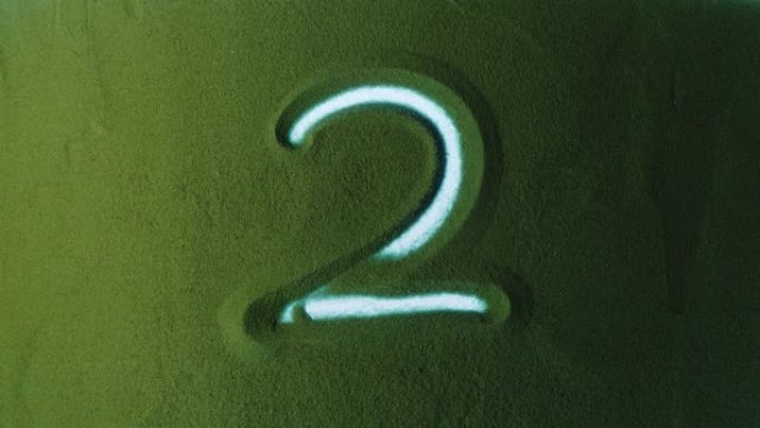 在绿沙中手绘2号符号。