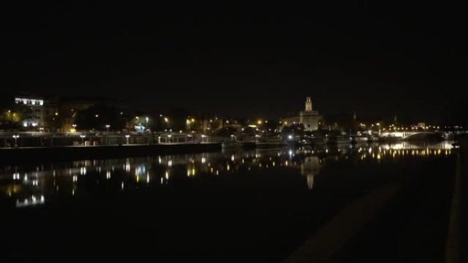 瓜达尔基维尔河的夜景塞维利亚的金塔