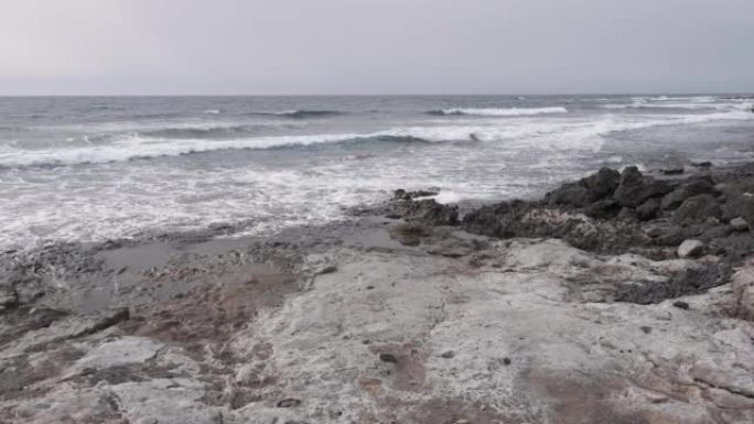 4k视频全景运动从左至右从海滩海岸与岩石到海洋海岸