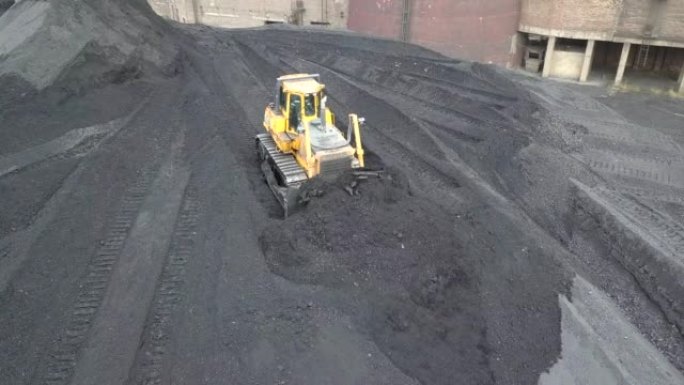 推土机拖拉机在热电电站供应场收集黑煤