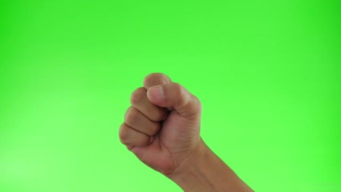双手举起紧握的拳头在绿色屏幕背景上