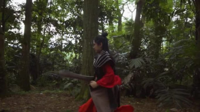 一名身穿红色服装的中国女子在树间奔跑
