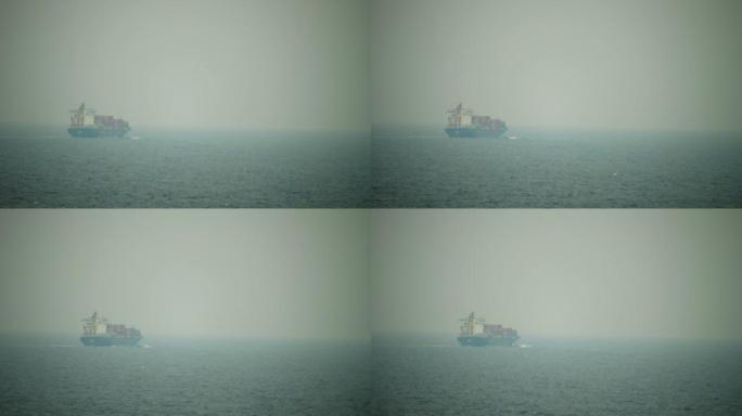 雾中的货物集装箱。神秘的海湾。流量。进出船只。海港。双桅船，邮轮，帆船，渡轮，集装箱船，油轮，拖网渔