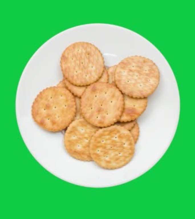 垂直分辨率视频，在色度键绿色屏幕背景上的碗中停止运动动画饼干饼干。阿尔法通道。