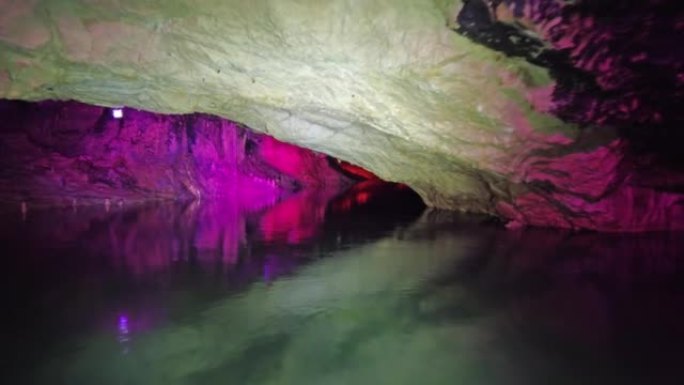 在黑暗的洞穴中的地下河上划船