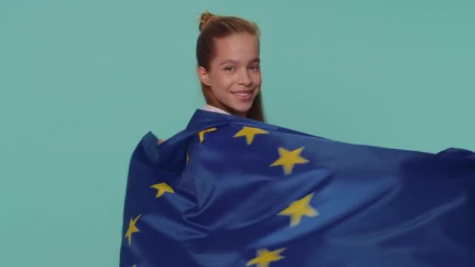 女孩挥舞着欧盟旗帜，微笑着，为欧洲的民主法律、人权自由欢呼