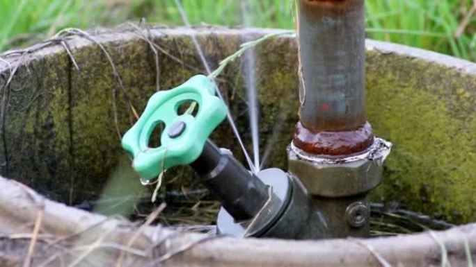 缺陷农业灌溉系统显示高压水下漏水，以及在干旱和高温下浇水所必需的灌溉轮滴水和滴落的漏水