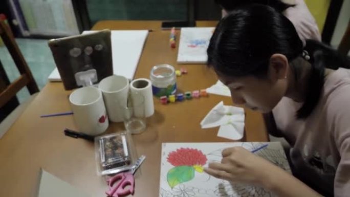 亚洲儿童3女孩在家一起在桌子上画画，周末生活方式的概念。