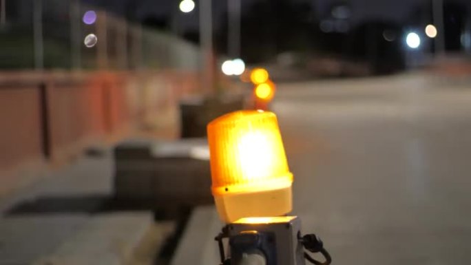 交通信号灯指示夜间道路建设。