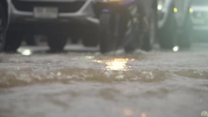 暴雨过后，汽车在洪水泛滥的道路上行驶。