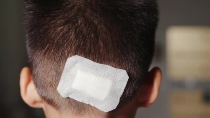 用医用绷带缝合头部创伤的儿童后头撕裂缝合伤口