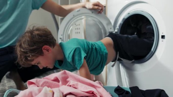 一个小孩打扰父亲做家务，傻瓜四处走动，躲在洗衣机滚筒里，爬到外面收拾衣服