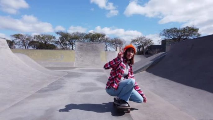 滑板公园的年轻女子