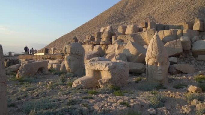 Nemrut山，属于commahene王国的石雕遗迹。