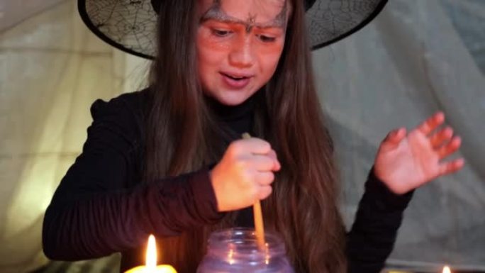 万圣节服装中的疯狂小女巫制作魔法药水和阅读咒语
