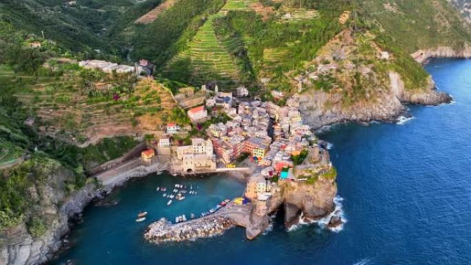 Vernazza的空中无人机日落场景是意大利北部利古里亚拉斯佩齐亚省的一个小镇。它是游客经常光顾的著