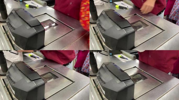 超市女收银员使用代码扫描仪，顾客结账