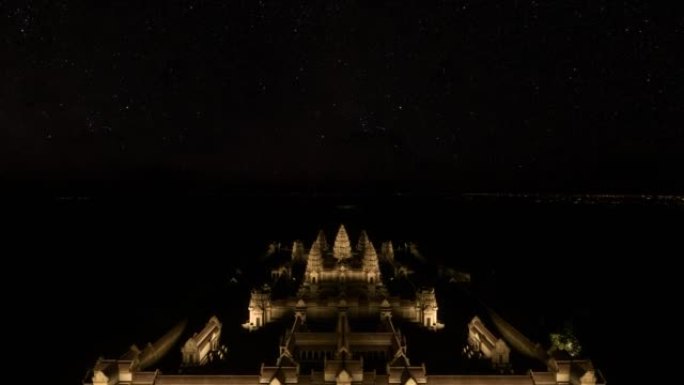 柬埔寨吴哥窟寺庙夜间正面鸟瞰图。亚洲