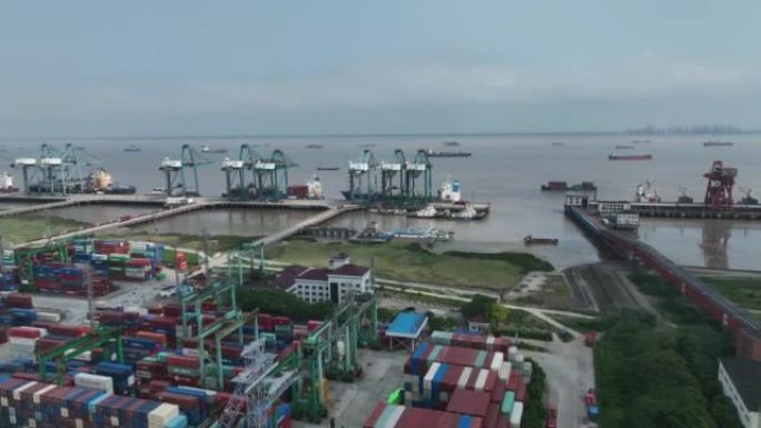 上海外高桥港的实时/鸟瞰图，这是一个装有集装箱的工业港口。
