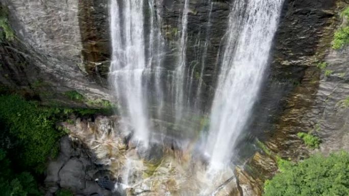 美丽的热带瀑布，山峡谷中的热带瀑布，森林中的热带瀑布，自然背景，森林背景