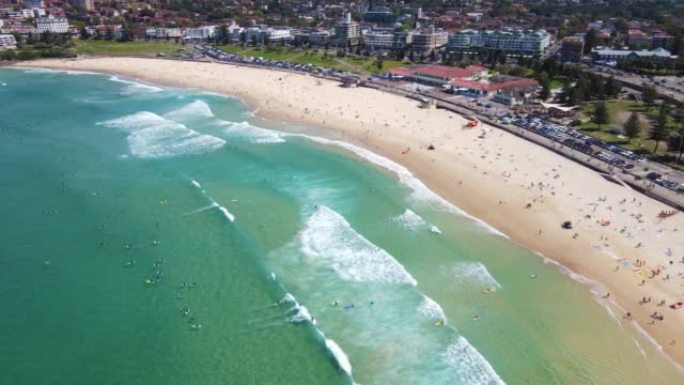 晴天，新南威尔士州悉尼标志性邦迪海滩的空中无人机回撤