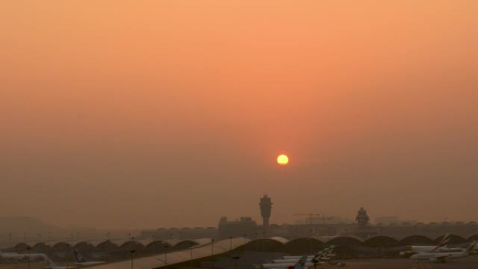 机场加油站的2015年1月10日日落