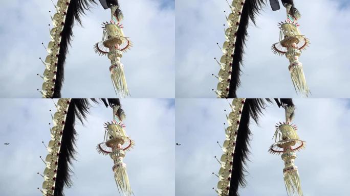 竹竿装饰着椰子叶和供品 (Penjor)，用于巴厘岛的主要仪式