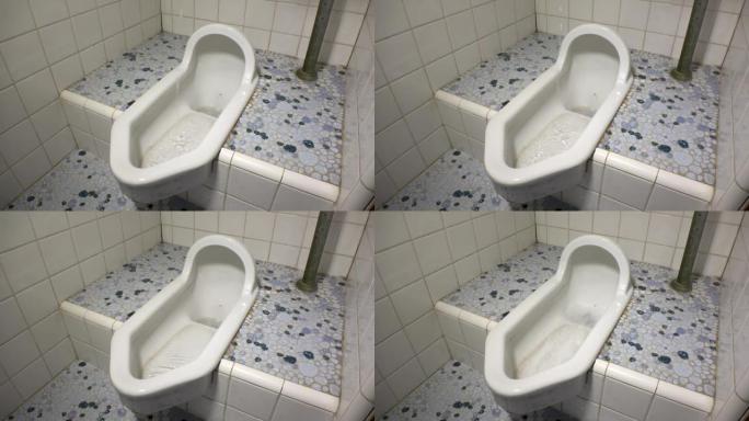 日式老式蹲式厕所。