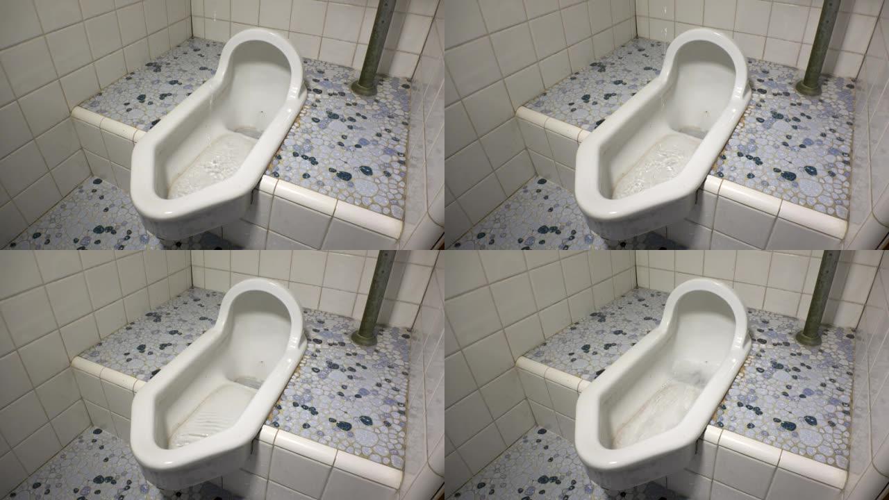 日式老式蹲式厕所。