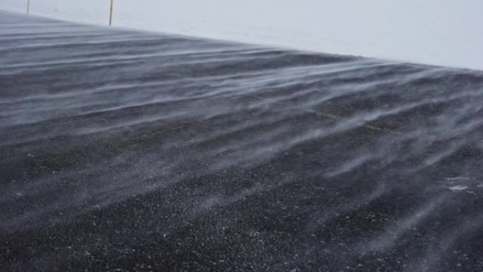 被风覆盖的积雪覆盖的道路