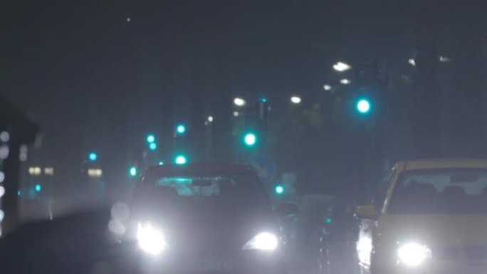 夜间在雨中行驶的汽车产生的前照灯眩光