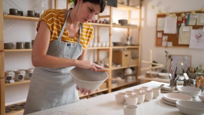 高加索女陶工，用砂纸打磨陶器