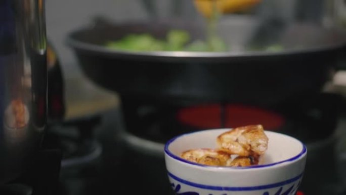 虾虾在家庭厨房里用油炒。
