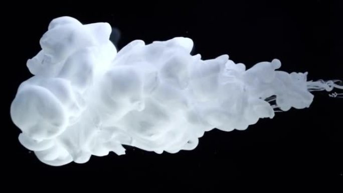 概念艺术白色油漆在水中像慢动作中的烟雾
