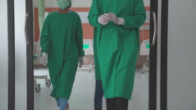 团队外科医生在统一的成功手术和步行中走出医院的手术室，团队合作的医生走出急诊室，具有多样性和种族，医