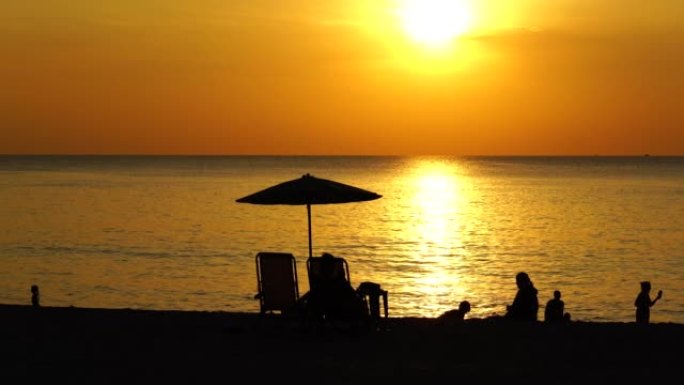 日落沙滩伞在沙质风景岛多彩戏剧性的天空概念与地平线。