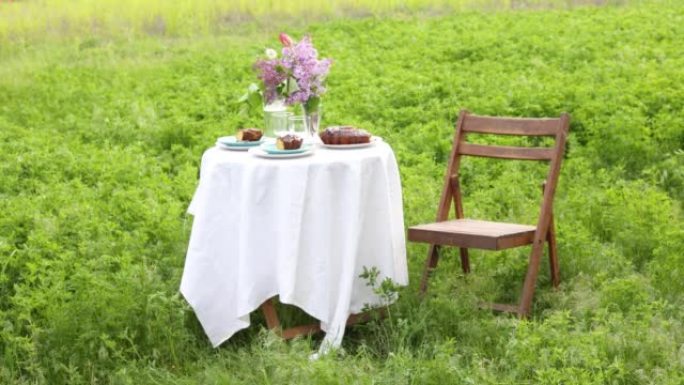 大风春日私人花园盛开的树下的餐桌