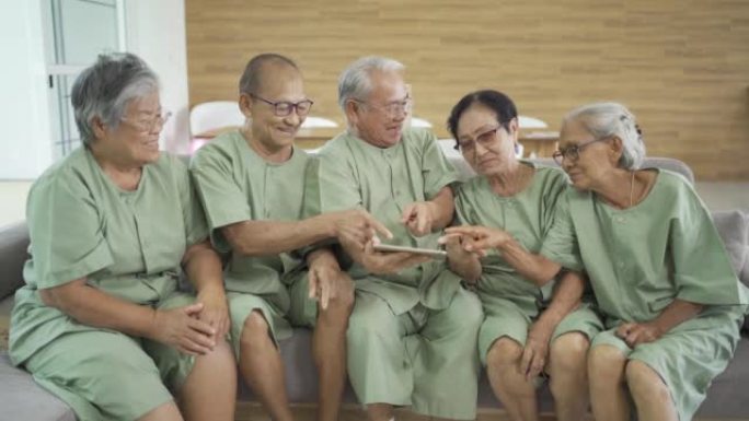 老年亚洲患者或养老金领取者的快乐群体的肖像微笑，放松，一起在养老院玩得开心。高级生活方式活动娱乐。退