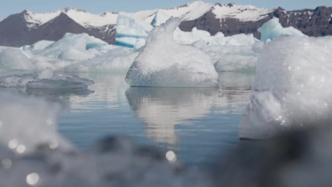 冰岛南海岸钻石海滩水中冰晶的特写