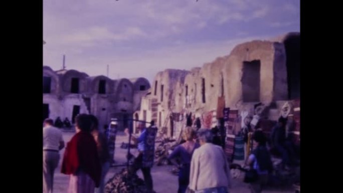 突尼斯1983，El Jem市，人们和游客走在小巷