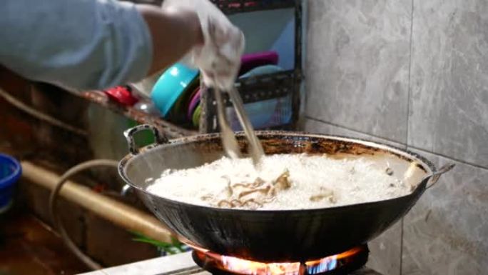 在家制作keripik usus ayam或鸡肠酥脆。