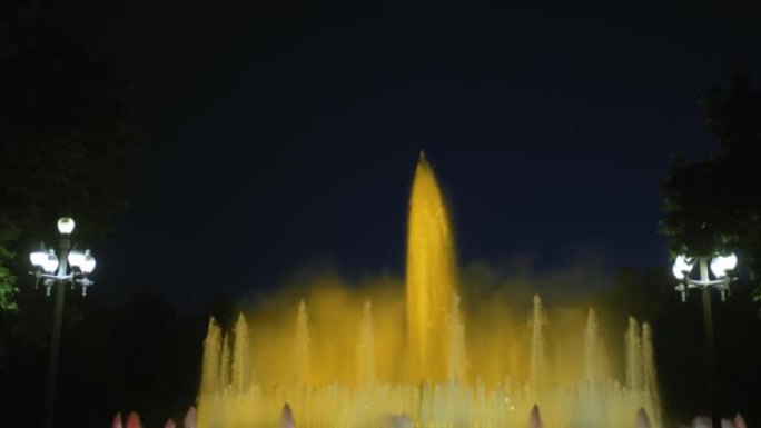 Montjuic的魔术喷泉，人们观看表演
