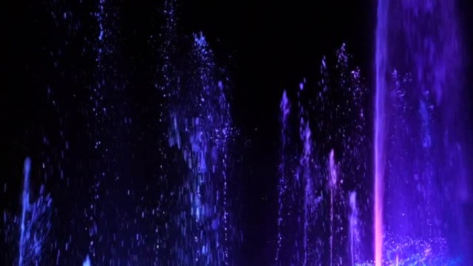 水厂在水面上的夜晚，通过点灯装饰和播放颜色。