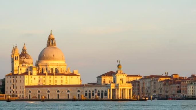 意大利威尼斯大运河交通和圣玛丽亚大教堂的延时日出场景