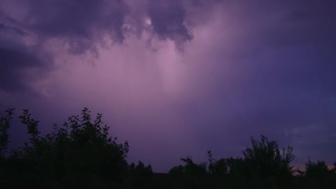 雷雨肆虐农村。深蓝色的天空从闪电变成紫色。村子里的夜晚。