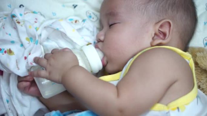 新生儿喂养和睡觉的特写镜头