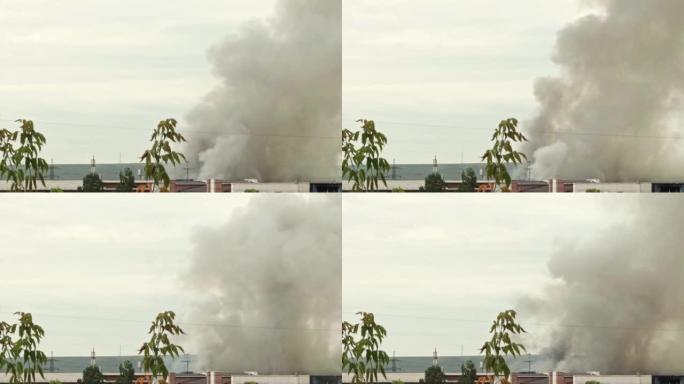 建筑物起火，浓烟在多云的天空中迅速升起