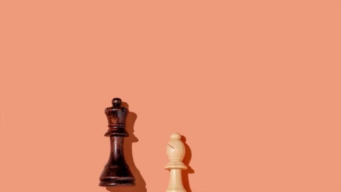 白色和黑色棋子在明亮的橙色背景下上下移动。
