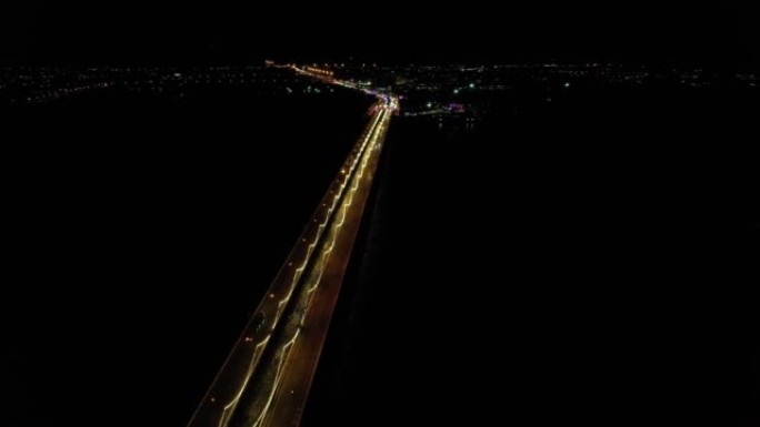 夜间穿越宋卡湖，Tinsulanond桥的桥上的交通车