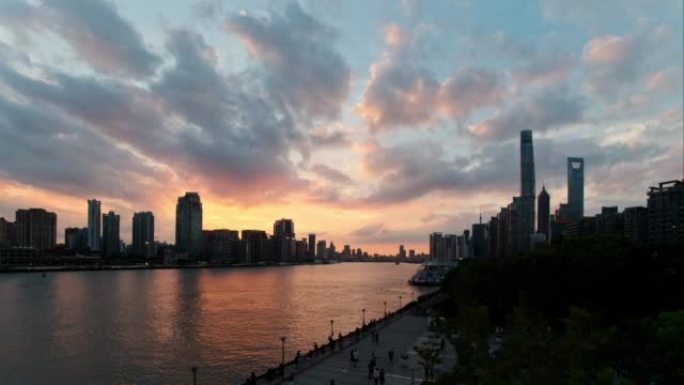 美丽的上海城市景观从日落到夜晚，灯光打开，货船在黄浦江上航行，4k镜头高角度视图，延时视频，b滚动镜